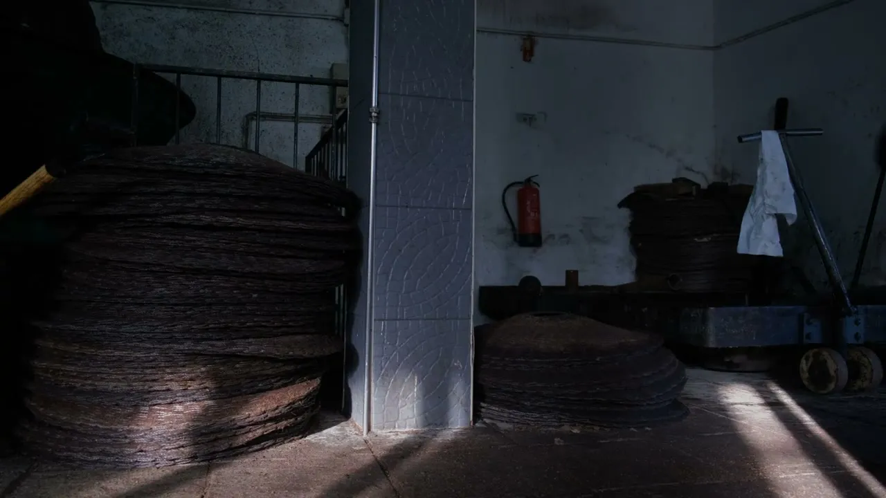 Towers of woven grass mats — the capachos — stacked in the mill.